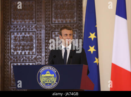 Bukarest, Rumänien. 24 Aug, 2017. Der französische Präsident Emmanuel Längestrich spricht während der Pressekonferenz mit seinem Rumänischen Amtskollegen in Cotroceni. Längestrich startet in Rumänien die dreitägige Tour in Mittel- und Osteuropa. Stockfoto