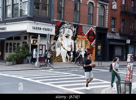 New York, USA. 24 Aug, 2017. Street Art heraus und über für Shepard Fairey neue Wandgemälde von Blondie Debbie Harry's vorgestellt, gegenüber der alten CBGB's an der Bowery und Bleecker, New York, NY, 24. August 2017. Credit: Everett Collection Inc/Alamy leben Nachrichten Stockfoto