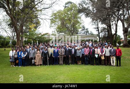 (170824) -- NAIROBI, Aug 24, 2017 (Xinhua) - Teilnehmer posieren für Fotos nach einer Zeremonie Abschied von der kenianischen Studenten erhalten Stipendien in China zu studieren, zu bewerben, in Nairobi, Kenia, am 12.08.24, 2017. Eine Zeremonie wurde an die chinesische Botschaft in Kenia am Donnerstag Abschied von 140 Kenianische Schüler erhalten Stipendien in China zu studieren, um zu bieten. (Xinhua / Lyu Shuai) Stockfoto