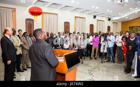 (170824) -- NAIROBI, Aug 24, 2017 (Xinhua) - die Menschen an einer Zeremonie Abschied von der kenianischen Studenten erhalten Stipendien in China zu studieren, zu bewerben, in Nairobi, Kenia, am 12.08.24, 2017. Eine Zeremonie wurde an die chinesische Botschaft in Kenia am Donnerstag Abschied von 140 Kenianische Schüler erhalten Stipendien in China zu studieren, um zu bieten. (Xinhua / Lyu Shuai) Stockfoto