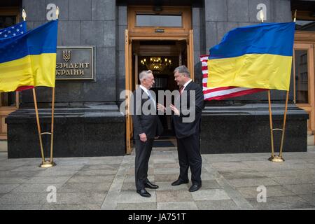 Us-Verteidigungsminister James Mattis, Links, Gespräche mit ukrainischen Präsidenten Petro Poroschenko außerhalb des Präsidenten Büro August 24, 2017 in Kiew, Ukraine Stockfoto