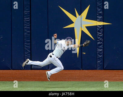 August 24, 2017 - St. Petersburg, Florida, USA - Tampa Bay Rays Mittelfeldspieler Kevin KIERMAIER (39) jagt die Fliege Kugel von der Toronto Blue Jays Feldspieler Steve Pearce (28) Im fünften Inning des Spiels zwischen den Toronto Blue Jays und die Tampa Bay Rays am Tropicana Feld links. (Bild:© wird Vragovic/Tampa Bay Zeiten über ZUMA Draht) Stockfoto