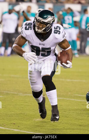 24. August 2017: Philadelphia Eagles linebacker Mychal Kendricks (95) liefert die Abfangen für einen Touchdown während der NFL preseason Spiel zwischen den Miami Dolphins und die Philadelphia Eagles am Lincoln Financial Field in Philadelphia, Pennsylvania. Christopher Szagola/CSM Stockfoto