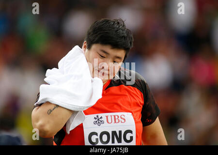 (170825) - Zürich, August 25, 2017 (Xinhua) - Gong Lijiao China reagiert während der Schoß der Frauen Finale bei den IAAF Diamond League internationalen Leichtathletik Meeting in Zürich, Schweiz, Nov. 24, 2017. Gong Lijiao behauptete den Titel mit 19,60 Meter. (Xinhua / Michele Limina) Stockfoto