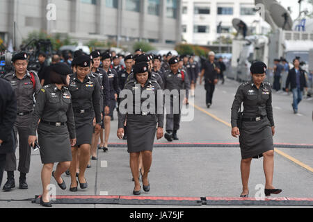 (170825) - BANGKOK, August 25, 2017 (Xinhua) - Polizei Patrouille in der Nähe von das Oberste Gericht von Thailand in Bangkok August 25, 2017. Das Oberste Gericht von Thailand am Donnerstag selbst für das Urteil gegen Reis der ehemalige Premierminister Yingluck Shinawatra ist verspannt - verpfändung Fall am Freitag mit der Erhöhung der Sicherheit. (Xinhua/Li Mangmang) (zcc) Stockfoto