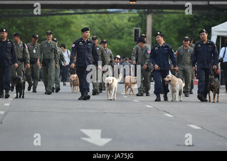 (170825) - BANGKOK, August 25, 2017 (Xinhua) - Polizei Patrouille in der Nähe von das Oberste Gericht von Thailand in Bangkok August 25, 2017. Das Oberste Gericht von Thailand am Donnerstag selbst für das Urteil gegen Reis der ehemalige Premierminister Yingluck Shinawatra ist verspannt - verpfändung Fall am Freitag mit der Erhöhung der Sicherheit. (Xinhua/Li Mangmang) (zcc) Stockfoto