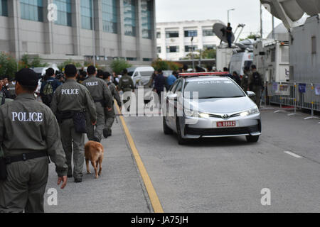 (170825) - BANGKOK, August 25, 2017 (Xinhua) - Polizei Patrouille in der Nähe von das Oberste Gericht von Thailand in Bangkok August 25, 2017. Das Oberste Gericht von Thailand am Donnerstag selbst für das Urteil gegen Reis der ehemalige Premierminister Yingluck Shinawatra ist verspannt - verpfändung Fall am Freitag mit der Erhöhung der Sicherheit. (Xinhua/Li Mangmang) (zcc) Stockfoto