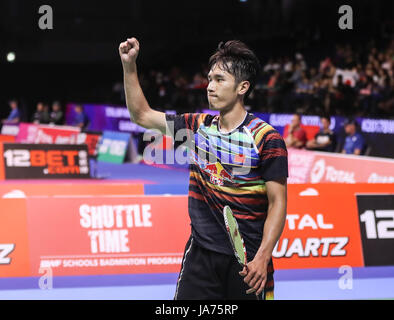 (170825) - Glasgow, Aug 25, 2017 (Xinhua) - Tian Houwei China reagiert, nachdem die Men's singles dritte runde Spiel gegen Brice Leverdez Frankreichs bei der Bwf Badminton-WM in Glasgow, Großbritannien, am 12.08.24, 2017. Tian Houwei gewann 2-0. (Xinhua / Shan) (Yuqi xyw) Stockfoto