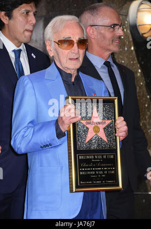 Los Angeles, USA. 24 Aug, 2017. Charles Aznavour Star 025 Charles Aznavour, ausgezeichnet mit einem Stern auf dem Hollywood Walk of Fame in Los Angeles. August 24, 2017. Credit: Tsuni/USA/Alamy leben Nachrichten Stockfoto