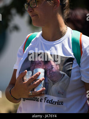 Reggio Emilia, Italien. 25 Aug, 2017. Eine Frau trauert um die Opfer des Erdbebens in Rieti, Italien, 12.08.24, 2017, ein Jahr nach einem tödlichen Quake auf den Bereich verlassen fast 300 Menschen tot. Quelle: Xinhua/Alamy leben Nachrichten Stockfoto