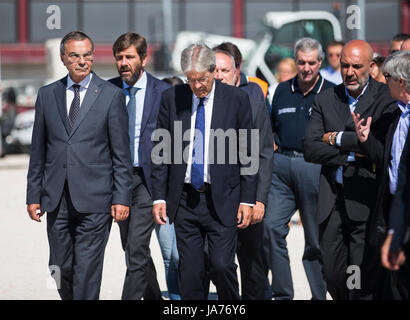 Reggio Emilia, Italien. 25 Aug, 2017. Der italienische Ministerpräsident Paolo Gentiloni (C) nimmt an einer Gedenkfeier für die Opfer des Erdbebens, in Anagni, Mittelitalien, 12.08.24, 2017, ein Jahr nach einem tödlichen Erdbeben die Gegend verlassen fast 300 Menschen tot zu schlagen. Quelle: Xinhua/Alamy leben Nachrichten Stockfoto