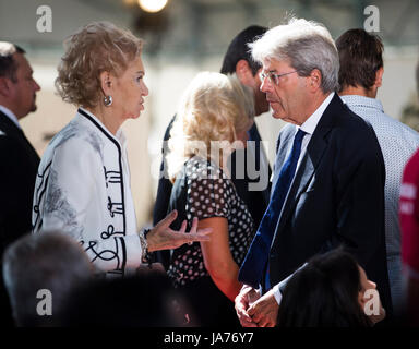 Reggio Emilia, Italien. 25 Aug, 2017. Der italienische Ministerpräsident Paolo Gentiloni (R) nimmt an einer Gedenkfeier für die Opfer des Erdbebens, in Anagni, Mittelitalien, 12.08.24, 2017, ein Jahr nach einem tödlichen Erdbeben die Gegend verlassen fast 300 Menschen tot zu schlagen. Quelle: Xinhua/Alamy leben Nachrichten Stockfoto