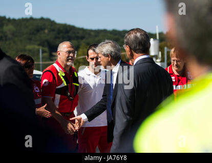 Reggio Emilia, Italien. 25 Aug, 2017. Der italienische Ministerpräsident Paolo Gentiloni (C) nimmt an einer Gedenkfeier für die Opfer des Erdbebens, in Anagni, Mittelitalien, 12.08.24, 2017, ein Jahr nach einem tödlichen Erdbeben die Gegend verlassen fast 300 Menschen tot zu schlagen. Quelle: Xinhua/Alamy leben Nachrichten Stockfoto