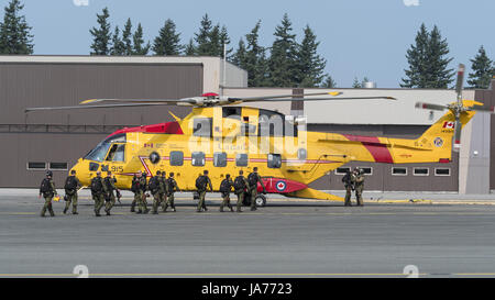 August 12, 2017 - Abbotsford, British Columbia, Kanada - Mitglieder der Kanadischen Streitkräfte SkyHawk Fallschirm Team Vorstand der Royal Canadian Air Force (Rcaf) CH-149 Cormorant Hubschrauber während der Abbotsford International Airshow, 12. August 2017. (Bild: © bayne Stanley über ZUMA Draht) Stockfoto