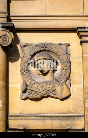 Gartenarbeit, eines Gilbert Ledward Relief Darstellung im freien Interessen, Eltham Palace, London, England Stockfoto