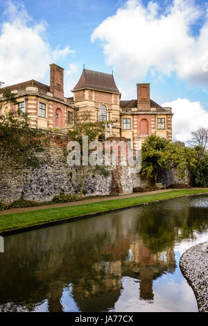 Wassergraben und einem Garten, Eltham Palace, London, England Stockfoto