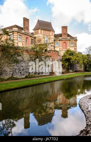 Wassergraben und einem Garten, Eltham Palace, London, England Stockfoto