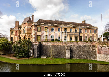 Wassergraben und einem Garten, Eltham Palace, London, England Stockfoto