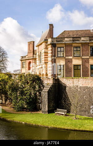 Wassergraben und einem Garten, Eltham Palace, London, England Stockfoto