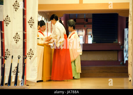Miko ("Shrine Maiden" oder junge weibliche Begleiter bei Shintō-Schreine), tragen traditionelle Hakama (Kimono Shirt) Vorbereitung für eine Zeremonie am Tsurugaoka Stockfoto