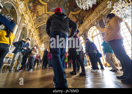 Touristischen Massen in den Spiegelsaal im Schloss Versailles Stockfoto