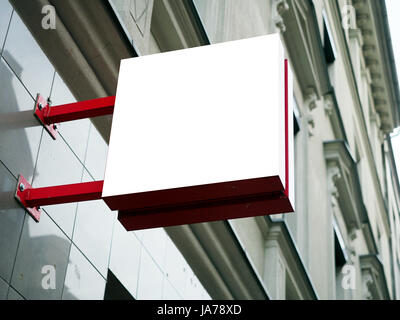 Schild-Seitenansicht des leeren weißen mock-up Beschilderung in schwarzen Rahmen mit alten Stadt Wand Hintergrund Display außen. Stockfoto
