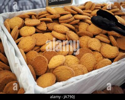 Traditionelle hausgemachte Butter Cookies, frisch und duftend, gerundet lecker warm, knusprig, Bäckerei in einem weißen Holzkasten, Speiselokal Stockfoto