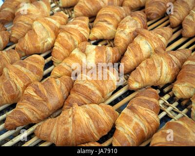 Viele traditionelle hausgemachte Schokolade Croissants, frisch und duftend, leckeres warmes, knuspriges, Bäckerei in einer Holzkiste, Speiselokal Stockfoto