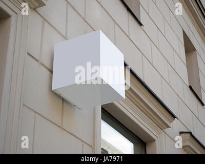 Schild-Seitenansicht des leeren weißen Mock-up kubisch, kariert, Kasten, Schilder mit alten Stadt Wand Hintergrund außen anzeigen Stockfoto