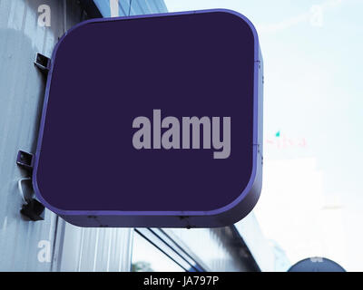 Schild-Seitenansicht des leeren mock-up Signage im dunklen Rahmen mit alten Stadt Wand Hintergrund Display außen fast schwarz, violett. Sehr moderne Form Stockfoto