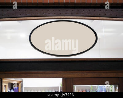 Rechteck, Schild mit ovalen Mittelteil für Mock-up Beschilderung auf dem Gipfel des Luxus posh shop Display außen oder innen. Vintage, Retro-Form, shop Stockfoto