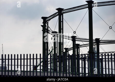 Rahmen der ikonischen stillgelegten Oval Gasspeicher, London Stockfoto