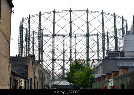 Rahmen der ikonischen stillgelegten Oval Gasspeicher, London Stockfoto