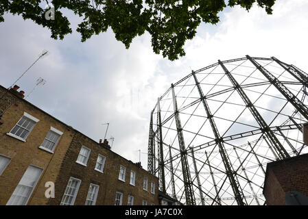 Rahmen der ikonischen stillgelegten Oval Gasspeicher, London Stockfoto