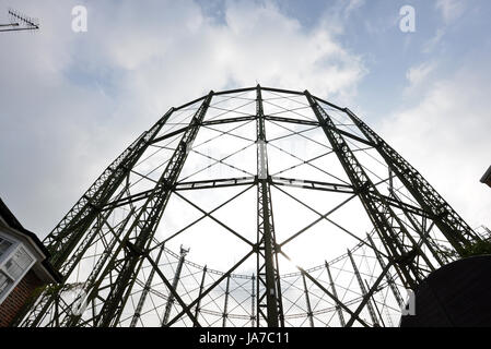 Rahmen der ikonischen stillgelegten Oval Gasspeicher, London Stockfoto