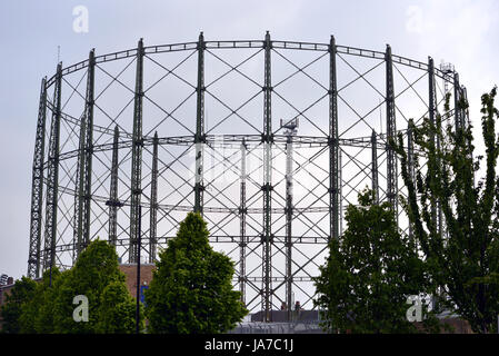 Rahmen der ikonischen stillgelegten Oval Gasspeicher, London Stockfoto