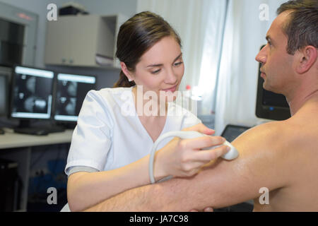 Männchen mit Haarentfernung Kosmetik Verfahren Stockfoto