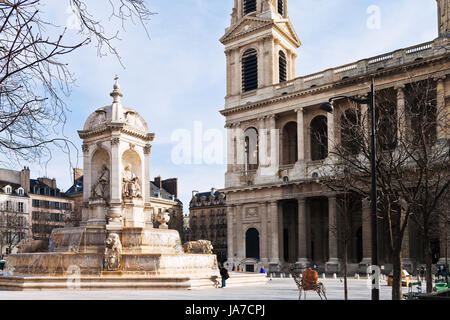 PARIS, Frankreich - März 5: Fountaine Saint-Sulpice und Saint-Sulpice Kirche in Paris, Frankreich am 5. März 2013. Bau der Kirche begann im Jahre 1646, Designs, die im Jahre 1636 geschaffen worden war. Stockfoto