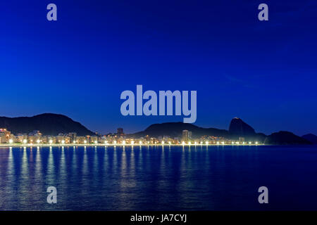 Copacabana und Zuckerhut gesehen in der Nacht mit seinen Gebäuden, Licht, Meer, Hügeln und Konturen Stockfoto