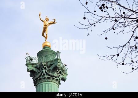 PARIS, Frankreich - März 6: Statue Genie De La Liberte im Juli Spalte am Place De La Bastille in Paris am 6. März 2013. Obenauf liegt Galerie 4,9 m breit mit Globe auf der Abbildung Genie De La Liberte steht Stockfoto