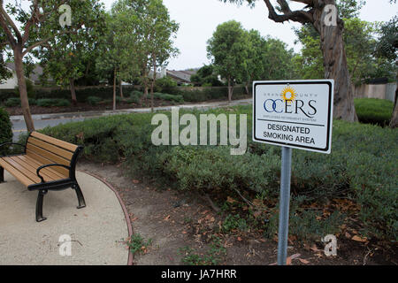 Eine Sitzbank für Raucher in einen Raucherbereich außerhalb eines Bürogebäudes Stockfoto