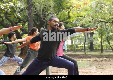 Eine Gruppe von indischen Jugendlichen Cubbon Park, Bangalore, Indien Yoga bei Stockfoto