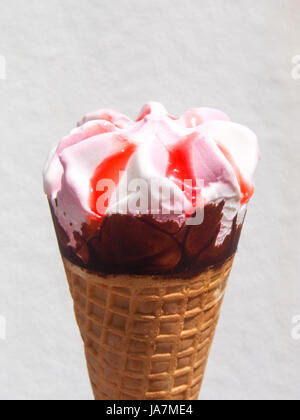 Eine Erdbeere und Vanille Eis Stockfoto