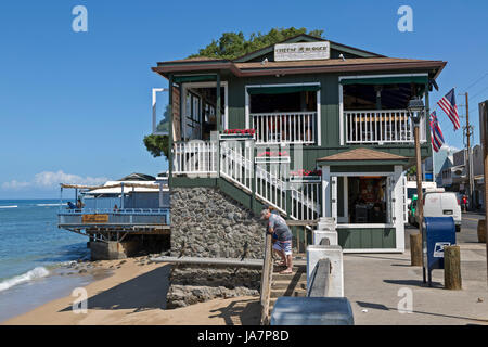 Seitenansicht der Cheeseburger im Paradies Restaurant in Lahaina Hawaii an der Front Street. Stockfoto