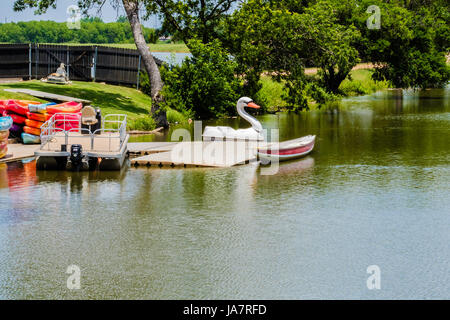 Freizeit Bootsverleih um ein Dock auf dem North Canadian River in der Nähe von Oklahoma City, Oklahoma, USA. Stockfoto