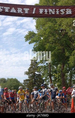 Spring City, Utah, USA - 2. August 2006: Radsport stehen mit ihren Fahrrädern an der Startlinie Sanpete County Road Race in ländlichen Utah zu beginnen. Stockfoto