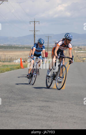 Spring City, Utah, USA - 2. August 2006: zwei Frauen und ein Mann macht eine Linkskurve auf ihre Rennräder, Reiten im klassischen Straßenrennen Sanpete Sanpete C Stockfoto