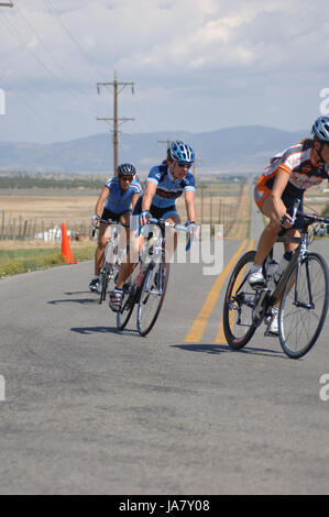 Spring City, Utah, USA - 2. August 2006: zwei Frauen und Mann macht eine Linkskurve auf ihre Rennräder, Teilnahme an Sanpete klassischen Straßenrennen in S Stockfoto