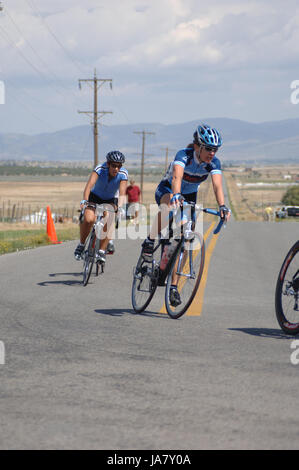 Spring City, Utah, USA - 2. August 2006: Frau und Mann macht eine Linkskurve auf ihre Rennräder, Teilnahme an Sanpete klassischen Straßenrennen in Sanpe Stockfoto