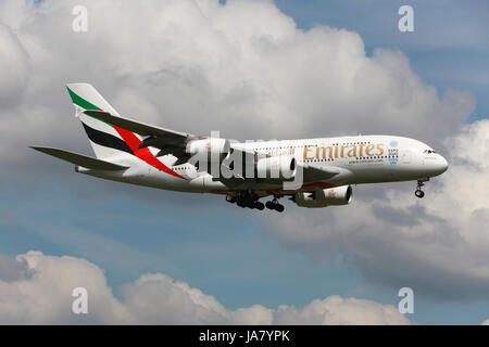 London Heathrow, Großbritannien - 25. Mai 2013: Ein Airbus A380 der Emirates Mit der Kennung A6-EDR Landet Auf Dem Flughafen London-Heathrow (LHR). Der Airbus A380 Superjumbo ist Das Größte Passagierflugzeug der Welt. Emirates ist Eine Staatliche Fluggesellschaft Mit Sitz in Dubai in Den Vereinigten Arabischen Emiraten Und der Größte Betreiber der A380. Stockfoto